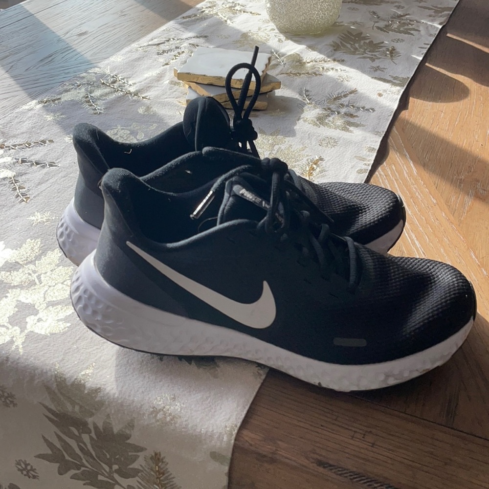 Women’s size 9 wide Nike Revolution